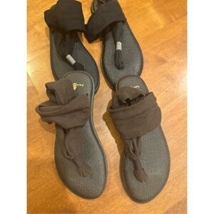 Woman’s sanuk sandal bundle size 6